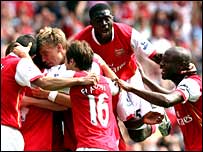 阿森纳尔球员欢呼进球