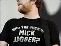 英国一男子穿着印有脏字的文化衫