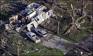 Od neděle v důsledku tornád na americkém středozápadě zahynulo dvaačtyřicet lidí. 