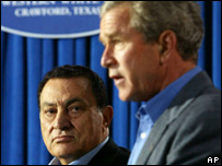 Bush, observado por Mubarak, fala à imprensa após encontro