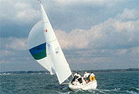 Cwch hwylio ar y môr