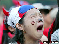 韩国女球迷委屈得哭了出来