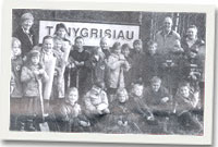 Criw wedi hel o amgylch arwydd Tanygrisiau