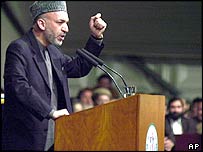 Devlet başkanı Hamid Karzai Loya Jirga'ya hitap ediyor