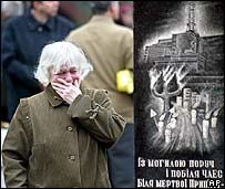 Žena pláče u kyjevského památníku obětem černobylské havárie