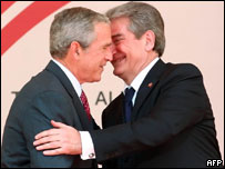 Sali Berisha (dir) e George W. Bush