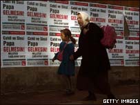 Cartazes em Istambul protestam contra visita do Papa à Turquia