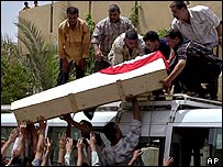 Enterro de vítimas do ataque aéreo