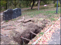 Це поховання було знайдене раніше, в урочищі Сосонки біля Рівного