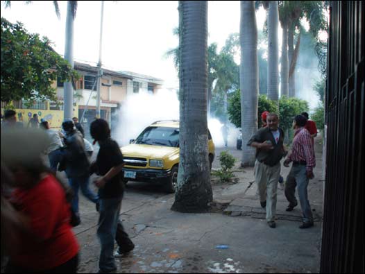 Manifestantes cerca de la embajada de Brasil