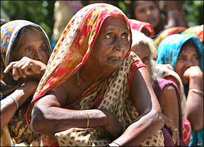 Phụ nữ Bangladeshi đợi lương thực viện trợ tại Manikgonj, phía bắc thủ đô Dhaka.