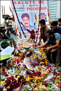 مرحوم پولیس والوں کو خراج تحسین