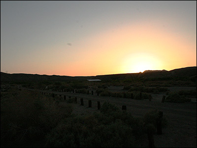 غروب در تنگه افتون در منطقه محافظت شده ملی موهاوی در کالیفرنیا