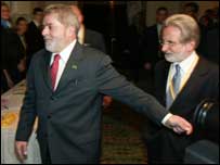 Lula, ao lado do embaixador do Brasil nos EUA, Roberto Abdenur