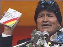 O presidente da Bolívia, Evo Morales, com exemplar da nova Constituição