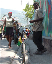 Garoto passeia com bandeira do Brasil na bicicleta