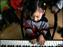 Čínská holčička hraje na klavír