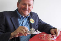 Geraint Roberts gyda choron 1931 a choron Mari Thomas 