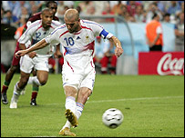 Zinedine Zidane yn sgorio o'r smotyn