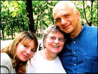 Юлія Тимошенко з чоловіком Олександром та колегою із ЄЕСУ, щойно звільненою з тюрми