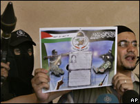 اعضای کميته مقاومت مردمی درحال نشان دادن کارت شناسايی الياهو آشری