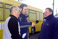 Owain Evans yn holi rhai o bobl y Tymbl gyda bws BBC Cymru