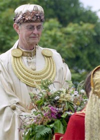 Ei ddyletswydd cyhoeddus cyntaf - cyhoeddi Eisteddfod 2003 yn y Trallwng