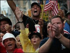 المتظاهرون قرب الموقع