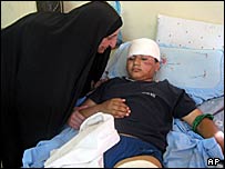 مادری عراقی و فرزند 12 ساله او پس از حمله ای راکتی به مدرسه پسرش