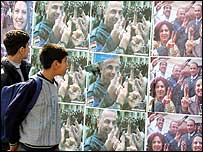 Irak'ta seçim afişlerinin önündeki gençler