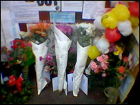 Foram depositadas flores na estação de Stockwell