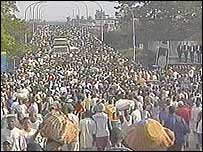 Milhares de liberianos atravessaram ponte de Monróvia em busca de alimentos