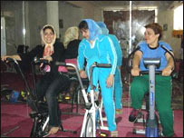 درې تنه نجونې د سپورټ کولو پرمهال