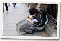 Person ifanc sydd yn ddigartref