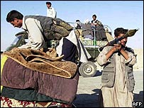 Afganistan'daki bir yolda silahlı gruplar