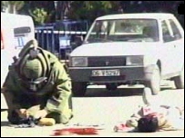 Ankara'da Adalet Bakanlığı önünde vurulan kişinin cesedi ve bir güvenlik görevlisi