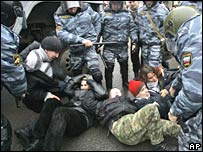 Poliţia rusă spune că au fost arestaţi zeci de protestatari