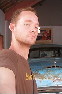 Ryan Nelson bên chiếc xe của cố hòa thượng Thích Quảng Đức