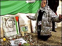 Percy Hastanesi'nin önünde Arafat için dua eden bir kadın