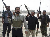 Integrantes da milícia Exército Mehdi em Basra