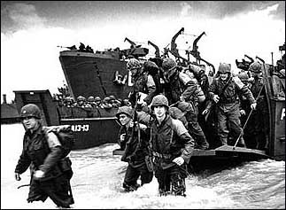 Binh lính lội nước tràn vào bờ