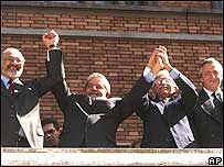 O presidente Lula com os presidentes da Bolívia (dir.), o prefeito de Montevidéu e o presidente argentino, em Montevidéu nesta terça-feira