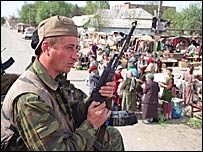 Grozni'deki Rus askerleri