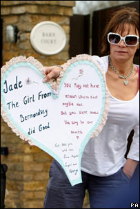 耶德·古迪母亲手持告别卡