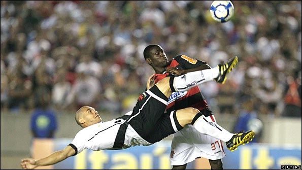 Vasco's Romulo challenges Flamengo's Christian Borja