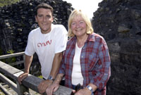 Ann Clwyd gyda Iolo Williams