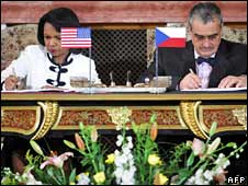 وزرای خارجه آمریکا و چک در حال امضای موافقنامه سپر موشکی