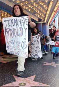 Manifestante latina protesta contra candidatura de Schwarzenegger