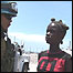 Soldado conversa com menina no Haiti