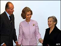 خوان کارلوس، پادشاه اسپانيا، سمت چپ، و ملکه سوفيا همراه با کريستين روييز پيکاسو، عروس پيکاسو